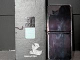 un briquet posé à côté d'un autre briquet sur le sol