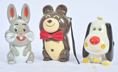 trois figurines d'animaux assis les uns à côté des autres