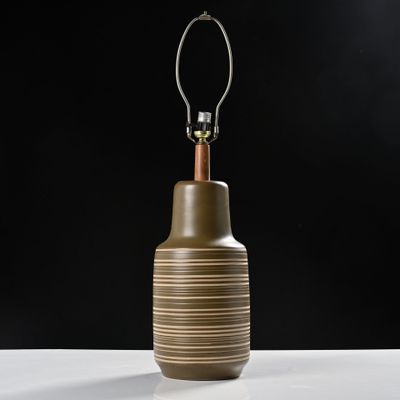 une image représentant une lampe posée sur une table, sur fond noir