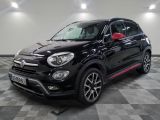 un SUV Fiat noir garé sur un sol à damier dans un garage