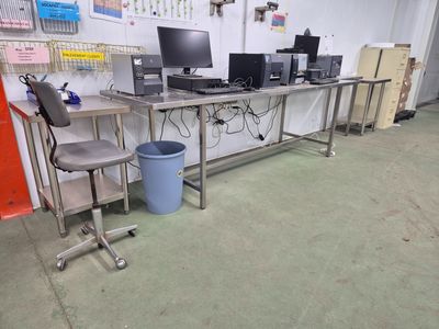une pièce avec plusieurs ordinateurs posés sur le bureau