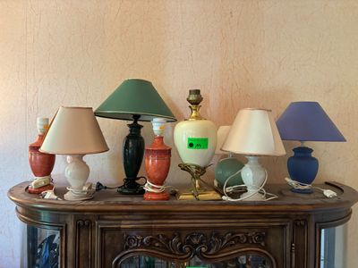 une table sur laquelle sont posées plusieurs lampes