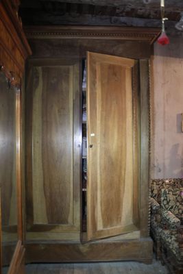 Armoire en bois naturel ouvran tpar deux portes pleines, Mon… - Photo 1
