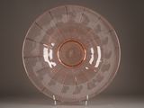 une plaque de verre sur laquelle est représenté un motif circulaire