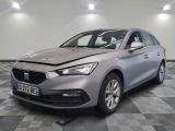 l'avant d'une voiture argentée dont le capot est endommagé
