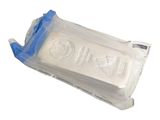 un sac en plastique contenant du savon posé sur une surface blanche