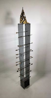 une grande tour surmontée d'une horloge