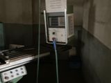 une machine qui se trouve dans le coin d'une pièce
