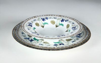 deux assiettes ornées de motifs bleus et verts