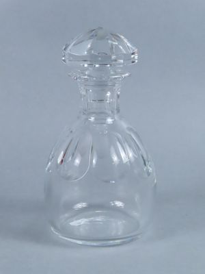 une bouteille en verre transparent munie d'un bouchon sur le dessus