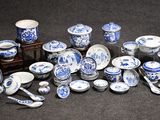 de nombreuses assiettes et cuillères bleues et blanches sur la table