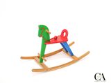 un cheval à bascule en bois avec une poignée rouge et une poignée verte