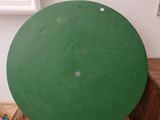 une table au plateau vert posée sur un parquet