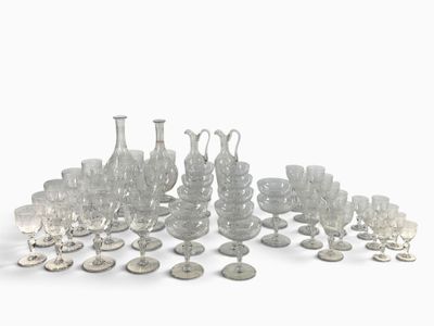 beaucoup de verres et de vases posés sur une table