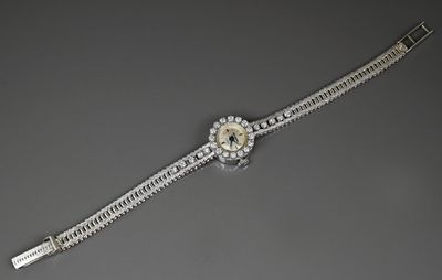 gros plan d'une montre-bracelet entourée d'une chaîne