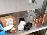 un comptoir en métal sur lequel sont posés tout un tas d'ustensiles