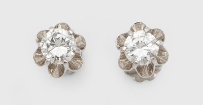 une paire de boucles d'oreilles en diamant