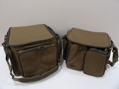 deux sacs posés sur une surface blanche