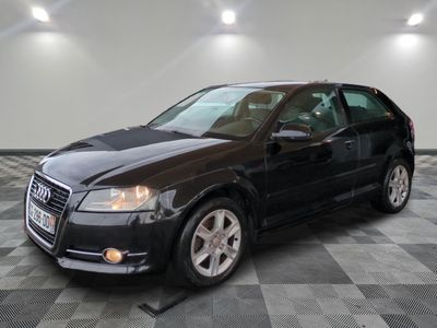 l'image d'une voiture noire garée dans un garage