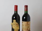 deux bouteilles de vin posées l'une à côté de l'autre sur une table en bois