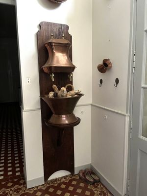 une horloge accrochée au mur, dans un coin de la pièce
