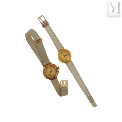 deux montres posées l'une à côté de l'autre sur une surface blanche