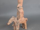 statue d'un homme à cheval, avec un oiseau en arrière-plan