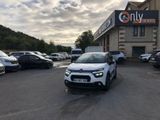 des voitures garées sur un parking devant un immeuble