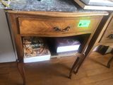 une table en bois avec un plateau en marbre et un tiroir
