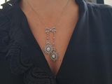 une femme portant un t-shirt noir et un collier en diamants