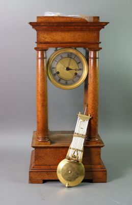 une petite horloge en bois surmontée d'une guitare