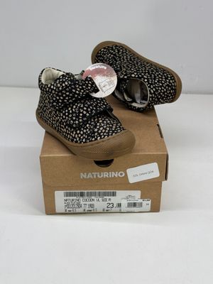 chaussures à pois noirs et blancs pour petite fille, dans une boîte