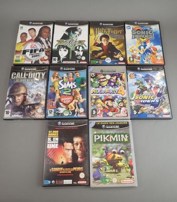 Plusieurs jeux vidéo sont alignés sur une table