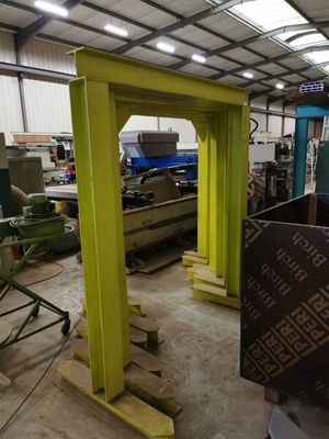 une grande boîte posée sur une palette dans un entrepôt