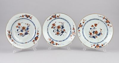 trois assiettes à motifs floraux posées sur une surface blanche
