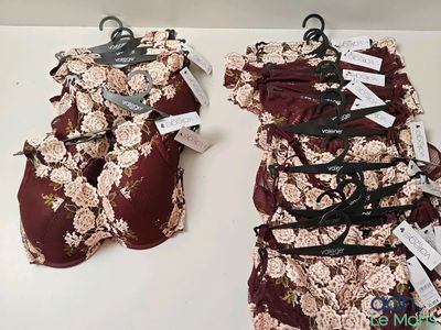 une paire de soutiens-gorge pour femmes, encore étiquetés, exposés en vitrine