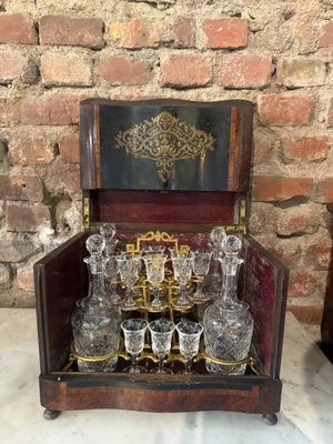 une boîte en bois contenant plusieurs verres
