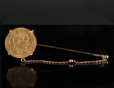 une image représentant une broche en forme de pièce d'or entourée d'une chaîne