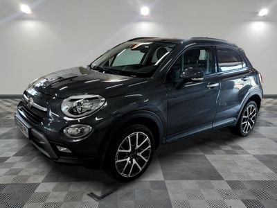 Le SUV Fiat noir est garé dans une grande pièce.