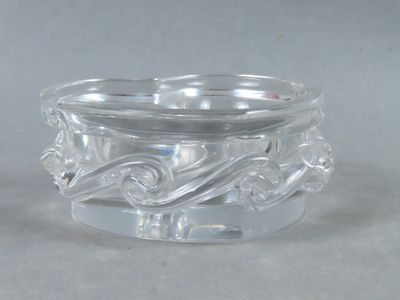 un verre transparent orné d'un motif en spirale