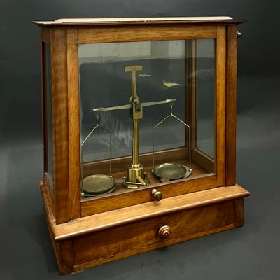 une vitrine en bois contenant une balance