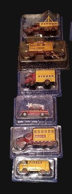 beaucoup de petits trains miniatures dans des boîtes en plastique posées sur une table