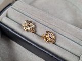 deux paires de boucles d'oreilles dans un écrin posé sur une table