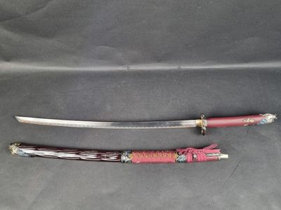 Katana fantaisie avec son fourreau (usures, petits accidents…
