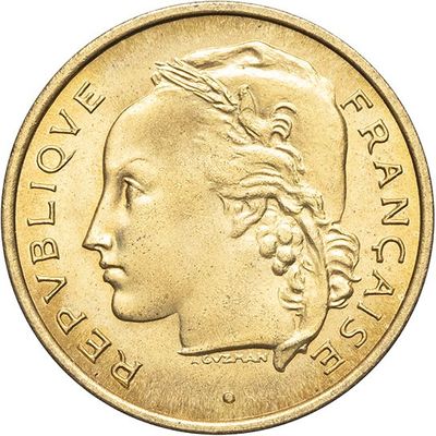 gros plan d'une pièce de monnaie sur laquelle figure un visage de femme