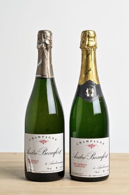 deux bouteilles de champagne posées sur une table en bois