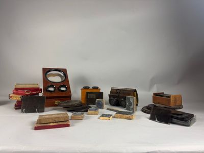 beaucoup de vieux appareils photo et de livres posés sur une table