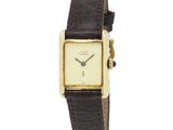 une montre-bracelet plaquée or avec un bracelet en cuir marron