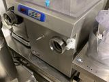 une machine qui se trouve au milieu d'une cuisine