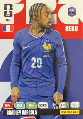 carte dédicacée d'un footballeur en maillot bleu